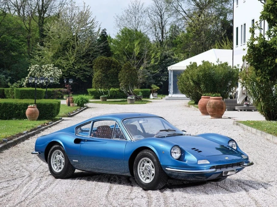 FERRARI DINO GT 246 L " BLUE SERA " — 80.000 km — 2.400 cc V6 — 195 CV — España.